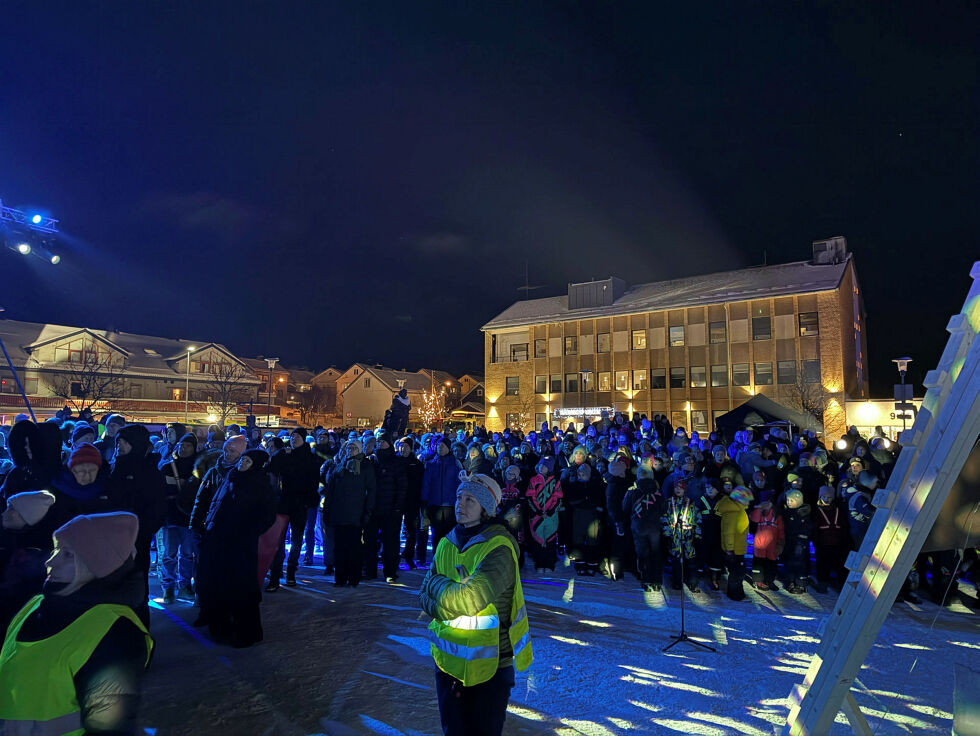 Det møtte opp rimelig mange forventningsfulle på Savios plass i Kirkenes under åpninga av Barents Spektakel.
 Foto: Hallgeir Henriksen