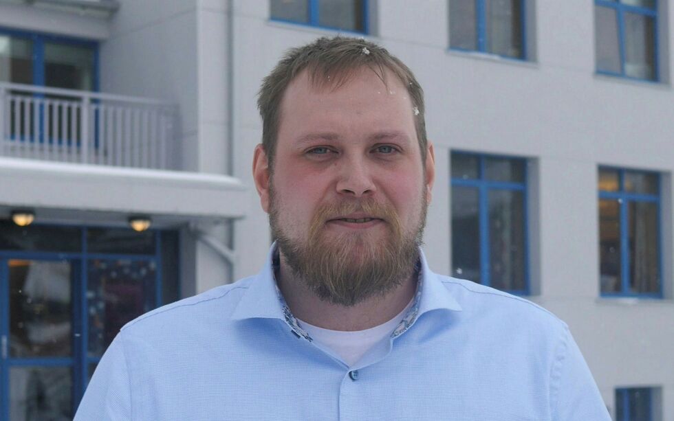 Næringskonsulent Erlend Hannås Pedersen viser til at samtlige av de tre bedriftene som nå har søkt om tilskudd fra næringsfondet, har fått tilskudd tidligere fra Nordkapp kommune.
 Foto: Geir Johansen