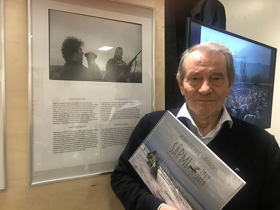 John Trygve Solbakk viser frem den nye fotoboka, bak han er Jean-Pierre Liégeois og Aslak Johansen Eira avbildet.
 Foto: Lea Nilsen Marakat