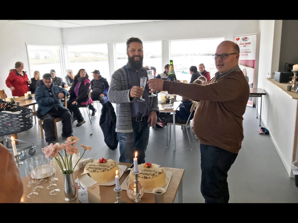 Torfinn Vassvik (til venstre) og ordfører Trond Einar Olaussen trommet sammen til folkefest da det mandag ble kjent at staten gir 70 millioner til utbedring av Gamvik havn.
 Foto: Privat