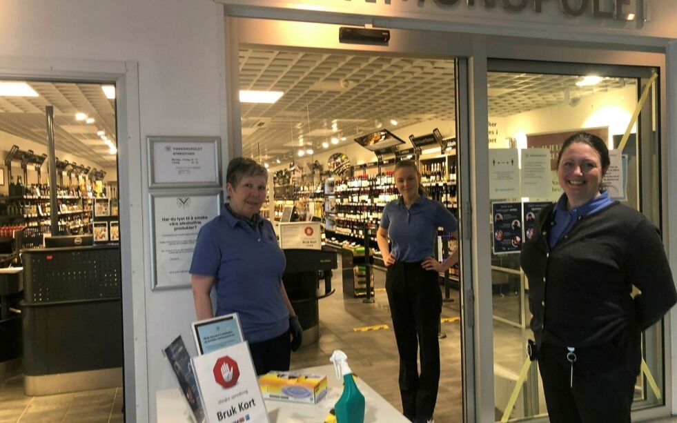 Marja Basma, Silje Eggen og Anne-Sonja Andreassen hos Vinmonopolet i Kirkenes har håndtert lange køer, spesielt før påske.
 Foto: Birgitte Wisur Olsen