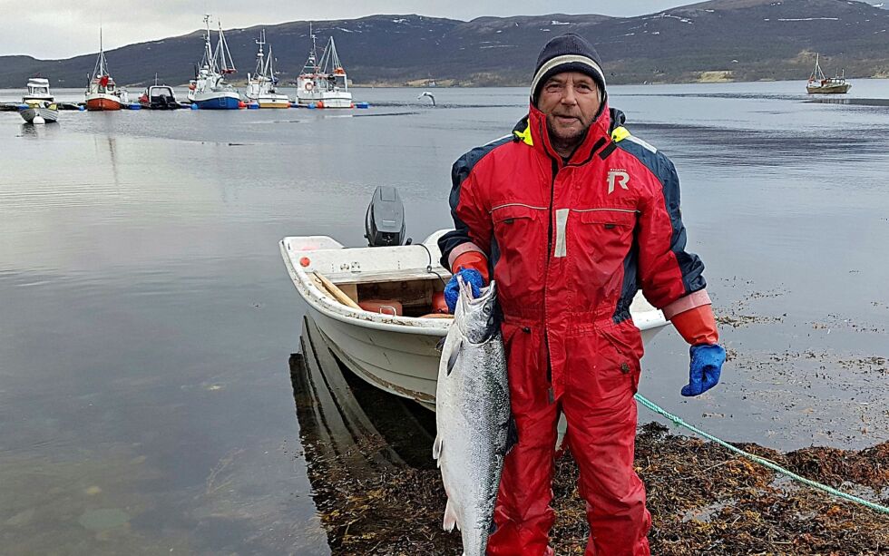 Jan Larsen fra Vest­er­ta­na, med fin lak­se­fangst i Tana­fjor­den i 2017 tatt på lakse­bruk i sjø­en. Gjen­nom Kolarctic-pro­sjek­tet «CoASal», skal man finne mer ut om vill­ak­sen blant an­net ved hjelp av skjell­prø­ver le­vert fra sjø­lak­se­fis­ker­ne. Foto: Tom Hardy