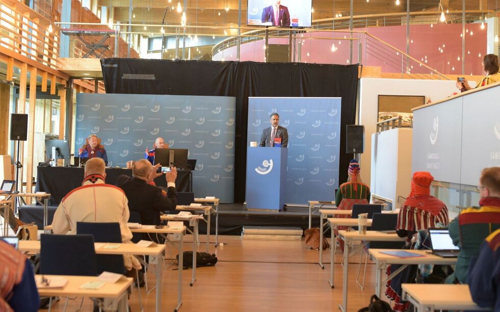 Periodens siste plenumsmøte forgikk delvis digitalt. Noen og tyve representanter var samlet i Sametingets bibliotek, resten på link fra sine hjem. Bildet er fra da kulturminister Abid Raja (V) sin tale før møtet ble formelt satt.
 Foto: Lars Birger Persen