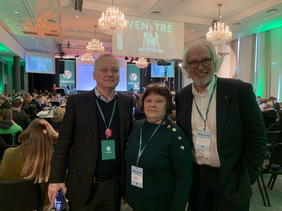 Leif Gøran Wasskog (til venstre) i Finnmark Venstre og stortingsrepresentant Carl-Erik Grimstad gir full støtte til leder Margot Thomassen i Porsanger i kravet om at kvænene må få et likeverdig behandlingstilbud som samer og andre nordmenn.
 Foto: Pressefoto