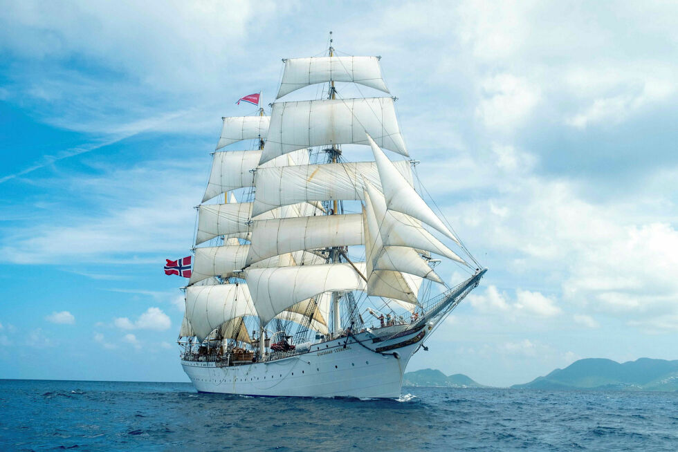 Statsraad Lehmkuhl seiler i det karibiske hav.
 Foto: Isak Okkenhaug