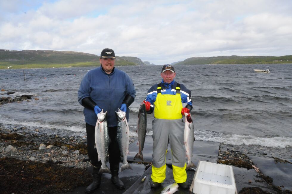 GOD START: Frank Emil Trasti (t.v) og hans hjelpemann, svigerfaren Wernar Hilland, fikk en god start på kilenotfisket etter laks i Jarfjord.
 Foto: Hallgeir Henriksen