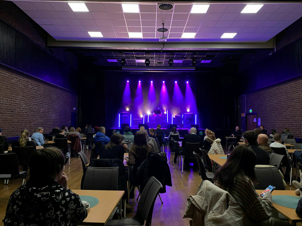 Lokalet var fullt under UKM på lørdag, flere var spente på å se hvordan de unge kom til å prestere.
 Foto: Emil Olai Danielsen