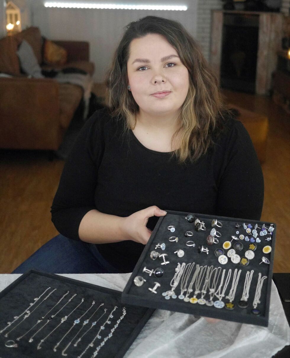 Her vi­ser Jea­net­te frem noen av smyk­ke­ne hun har laget. Hun la­ger både rin­ger, hals­kje­der, øre­dob­ber og man­sjet­ter med bloms­ter fra Ma­ger­øya i. Foto: Geir Jo­han­sen