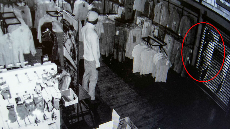 Bildet er fra overvåkingskameraet på Intersport og viser en person som står der den nå stjålne elsykkelen sto.
 Foto: Stillbilde fra overvåkingsvideoen til Intersport. Avfotografert av Cecilie Bergan Stuedal