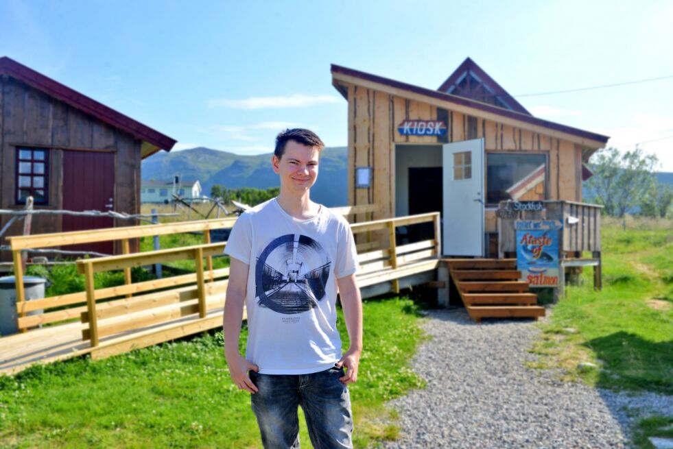 Sommervikar Nils Jovnna Gaup Grønmo (24) liker å jobbe på Sjøsamisk tun i Smørfjord, men håper på flere besøkende.
 Foto: Hannah Persen