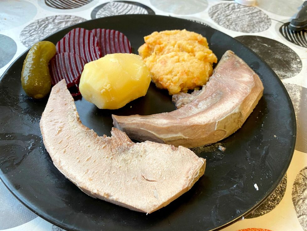 Reintunger blir et aldeles ypperlig middagsmåltid med poteter, rødbeter, salt eller sylta agurk og kålrabistappe.
 Foto: Hallgeir Henriksen