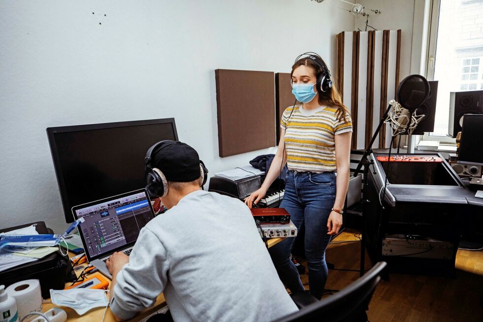 Produsent Øystein Myrvoll og Emma Elliane, under innspilling av albumet i Kvadraturen studio i Oslo.
 Foto: Mads Suhr Pettersen