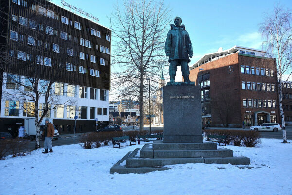 Ønsker å bytte ut statuen av Roald Amundsen