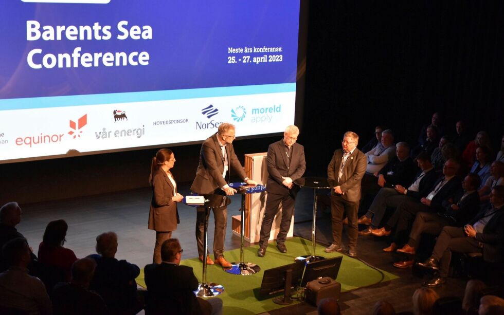 Ordfører i Hammerfest, Terje Wikstrøm, direktør i FeFo, Jan Olli og leder i energi- og miljøkomiteen, Marianne Sivertsen Næss møttes til dialog om sameksistens mellom næringer på land.
 Foto: Cecilie Ditløvsen
