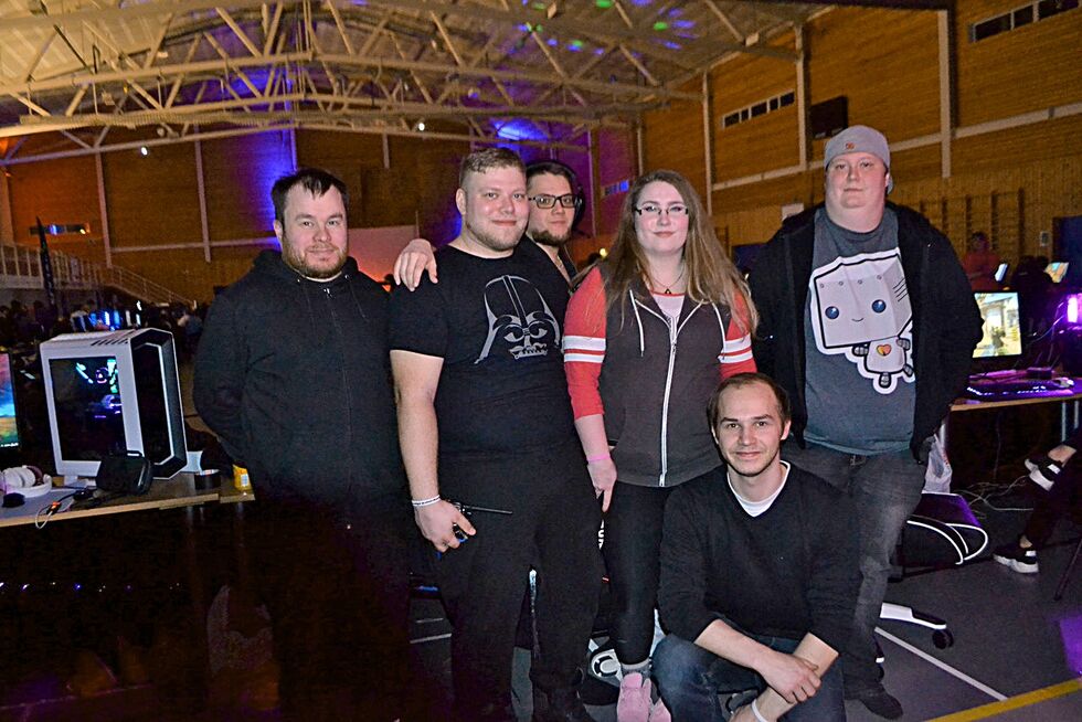 Arrangørstaben har en fast og trofast stab som har vært med i alle år. De var svært fornøyde med rekord-oppmøtet i helga. Fra venstre: Svein Ingar Pettersen, Morten Hansen, Ken Andre Wilhelmsen, Ida Marie Røst Bednarczyk, Michael Bøtun og Tom Are Lukkari. Fredrik Hildonen var ikke til stede da bildet ble tatt.
Foto: Tom Hardy