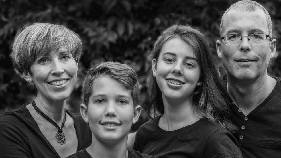 Tina Nordås og familien er bosatt i Zaragoza i Spania. Hun forteller om situasjonen deres. Her ser vi fire av seks familiemedlemmer, Catherine S. Nordås  (Tina),  Cassander Nordås (13), Zerlina Nordås (16) og Andreas Nordås.