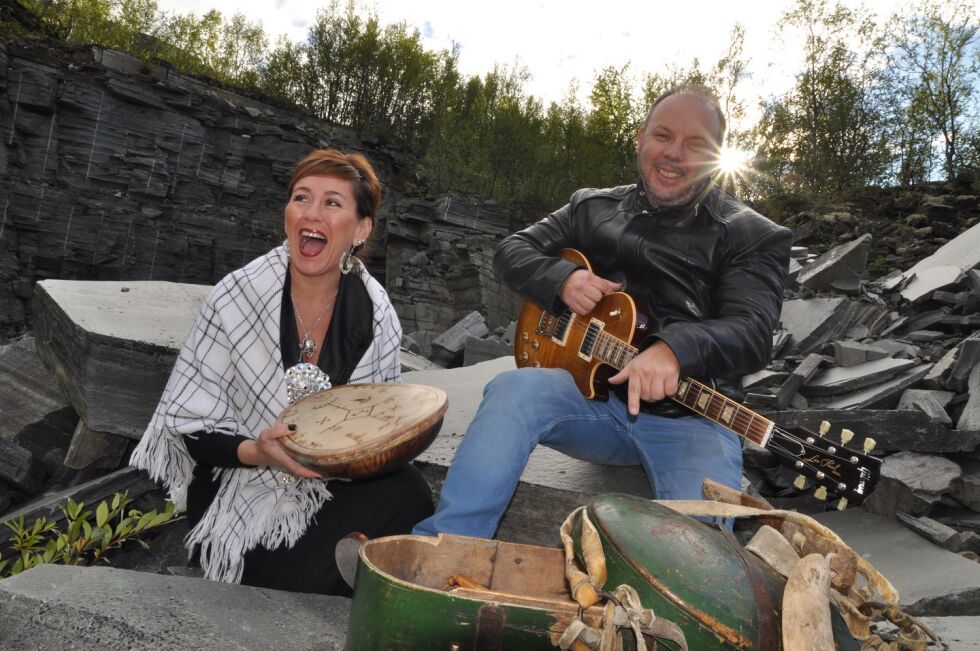 Musikerne Marit Hætta Øverli og Klemet Anders Buljo får fylkeskulturprisen.
 Foto: Oddgeir Isaksen