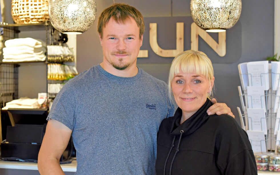 Tina Charlotte Johansen startet LUN Klær & Interiør AS i fjor sommer. Sammen på laget har Tina samboeren Jan Eivind Olsen, og de er begge både overrasket og svært glade for at driften har gått så bra.
 Foto: Irene Andersen