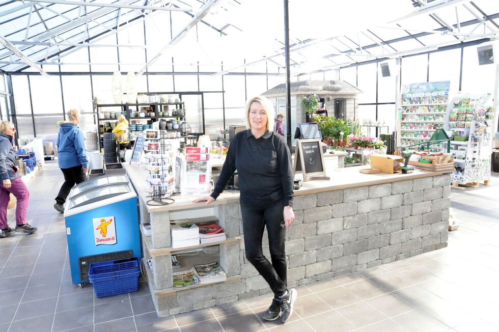 Butikksjef Gry Åsheim er godt fornøyd med de nye lokalene, og lovpriser ikke minst lyset i butikken. Alle foto: Hallgeir Henriksen