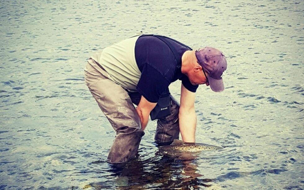 2020-sesongen ble ingen god sesong for John Arne Nilsen (bildet) og de andre fiskerne i Børselva i Porsanger. Også for de andre finnmarkselvene ble årets sesong en laber sesong. Foto: Privat