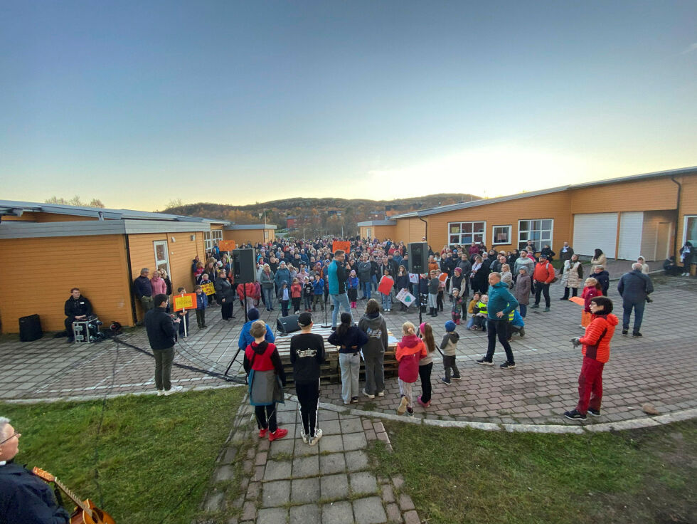 Nærmere 200 av beboerne på Hesseng møtte torsdag ettermiddag opp for å aksjonere mot nedleggelse av skolen.
 Foto: Hallgeir Henriksen