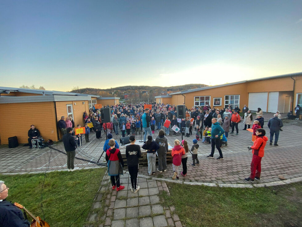 Nærmere 200 av beboerne på Hesseng møtte torsdag ettermiddag opp for å aksjonere mot nedleggelse av skolen.
Foto: Hallgeir Henriksen