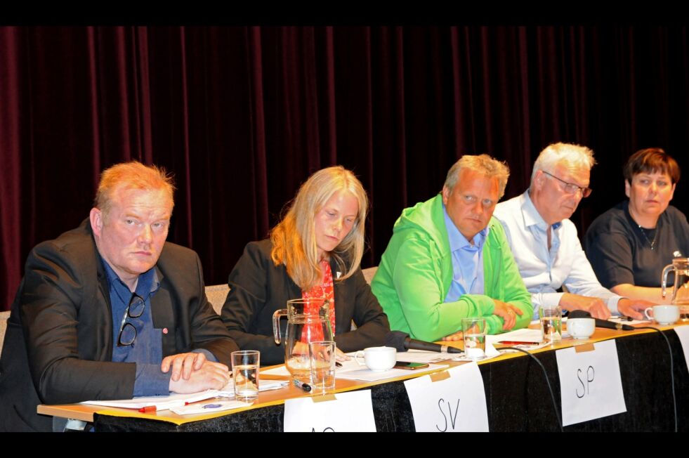 Bjørn Inge Mo (Ap), SVs Kirsti Bergstø, Sps Ivar Prestbakmo, FrPs Terje Hansen og Høyres Tove Alstadsæter hadde mange ulike forslag til hvordan man skal få folk til å flytte til distriktene, uten at det kom så mye nytt frem i debatten.
 Foto: Hallgeir Henriksen