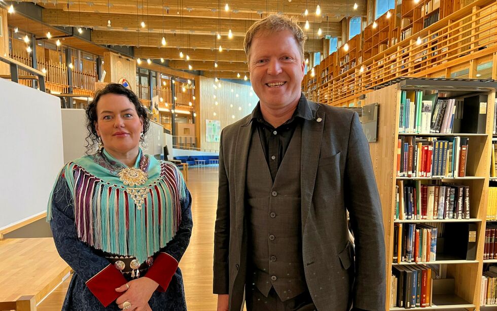 Sigbjørn Gjelsvik (Ap) går av som «sameminister», her sammen med sametingspresident Silje Karine Muotka (NSR).
 Foto: Sametinget/Liv Inger Somby