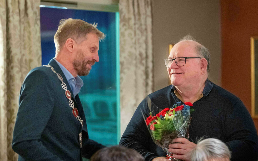 Siivet AS er innvilget 50.000 kroner i støtte fra fylkesutvalget. Arkivfoto fra middagen før premieren på den første kvænske animasjonsfilmen for barn «Kivikylä/Steinbygda» i 2023. Filmen er produsert av Siivet AS. Porsanger-ordfører Jo Inge Hesjevik (til venstre) sammen med filmskaper Anstein Mikkelsen fra Lakselv. Kommunen er selv den andre mottakeren av støtte i Porsanger.
 Foto: Cecilie Bergan Stuedal