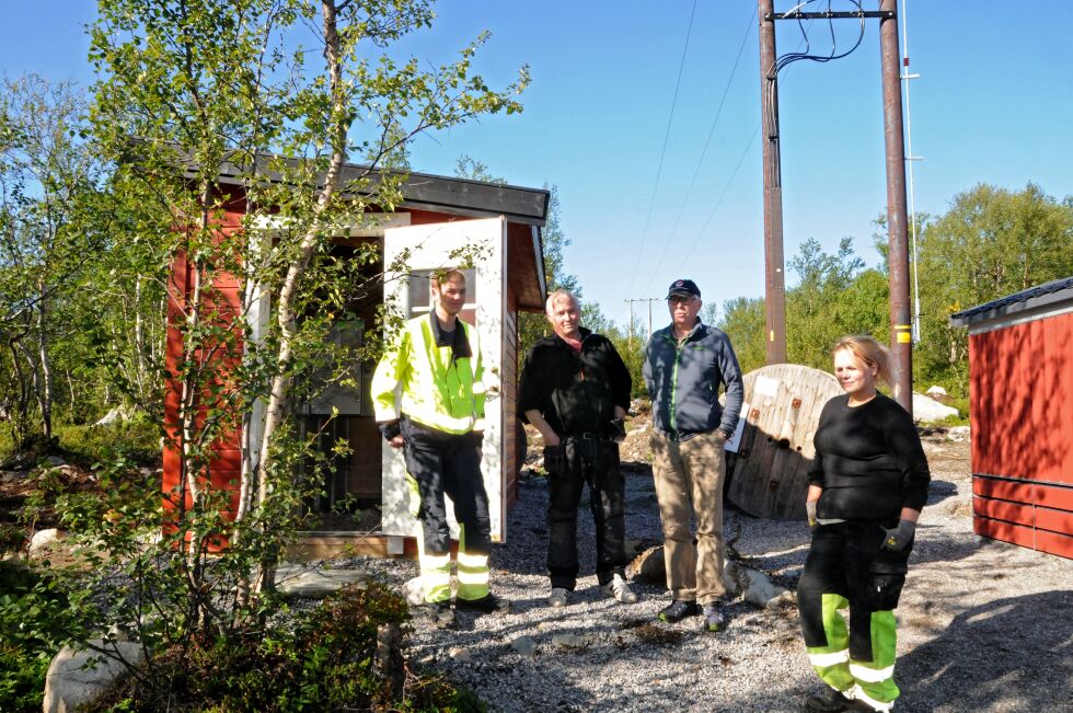 Tommy Reisænen, Jan Kyrre Pedersen, Geir Braathu og Heidi Ihler jobber med å klargjøre for at strømmen kommer frem til hyttene.
 Foto: Hallgeir Henriksen