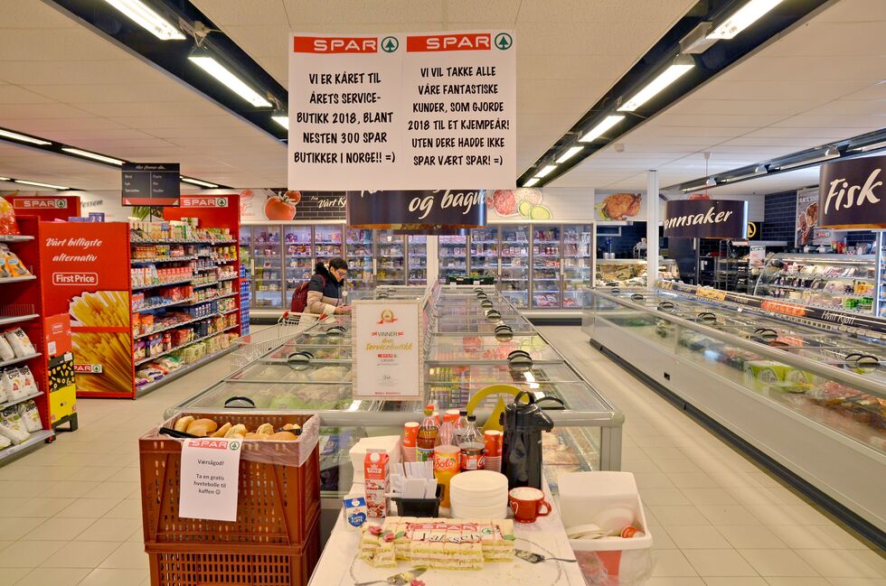 Fredag fikk kundene på Spar Lakselv kaker, boller og kaffe i tillegg til god service. Butikken er kåret til Årets servicebutikk 2018
 Foto: Roger Albrigtsen
