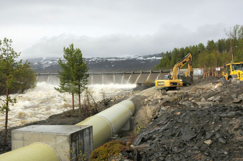Flom og arbeid med sikring av rørgata. Foto: Stein Torger Svala