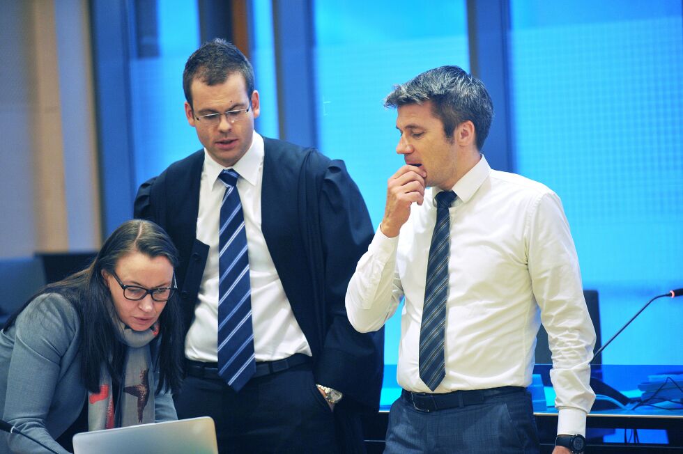 Sunna Marie Pentha i Landbruks- og matdepartementet, viser advokatene Trond P. Biti og Stein-Erik Jahr Dahl informasjon i forbindelse med rettssaken staten vs Jovsset Ánte Sara.
 Foto: Erik Brenli