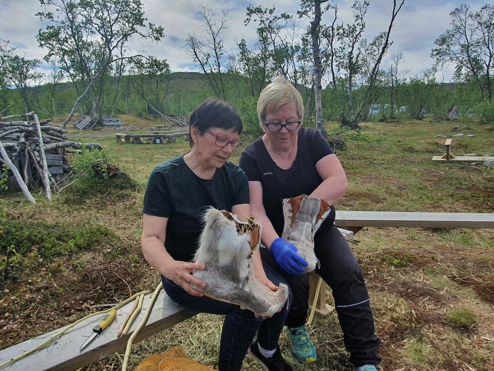Kurs­læ­rer Hil­ma Länsman (til venst­re) fra An­ge­li i Nord-Fin­land og Sol­bjørg Rav­na fra Sei­da i Tana med et par fer­di­ge skal­ler, vak­kert og prak­tisk hånd­ar­beid/du­od­ji. FOTO: TOM HAR­DY