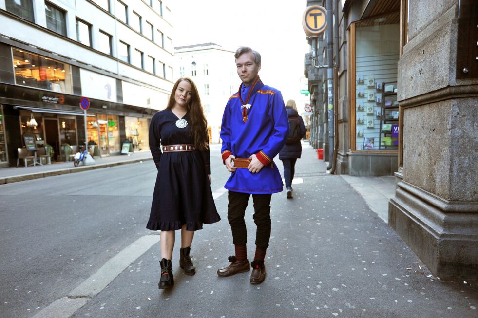 Kofta skal også kunne være et hverdagsplagg, og ikke bare et festplagg. Det mener Sajje Solbakk og Viktor Bomstad, henholdsvis leder og nestleder i den samiske ungdomsorganisasjonen Noereh.
 Foto: Erik Brenli