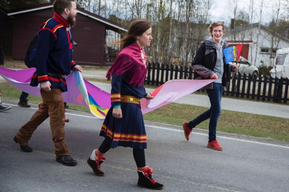 I år skal festivalen Sápmi Pride etter planen arrangeres i Inari i Finland, men etter utspillene Kautokeino menighetsråd og presten i Kautokeino har kommet med de siste dagene ser Leammuid Lemet Ánde (til høyre) viktigheten og nødvendigheten av å flytte festivalen til Kautokeino i stedet for.
 Foto: Privat