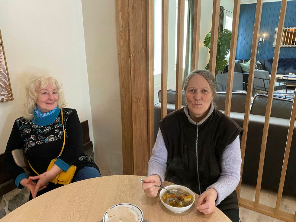 Va­len­ti­na Erik­sen og Ta­ma­ra Shagina er svært glad for den var­men og gode at­mos­fæ­ren de mø­ter på Kafé-Ro, og skry­ter også av mat­en.
 Foto: Hallgeir Henriksen