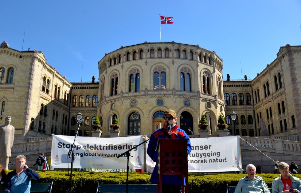 NSR sin parlamentariske leder, Beaska Niilas, uttrykte fra podiet at han var luta lei av å stå utenfor Eidsvolls plass, atter en gang. – Det tar liksom aldri slutt. Jeg tror det er mange av oss som både er sliten og lei av å stå her, sa Niilas.
 Foto: Sunniva K Bornøy