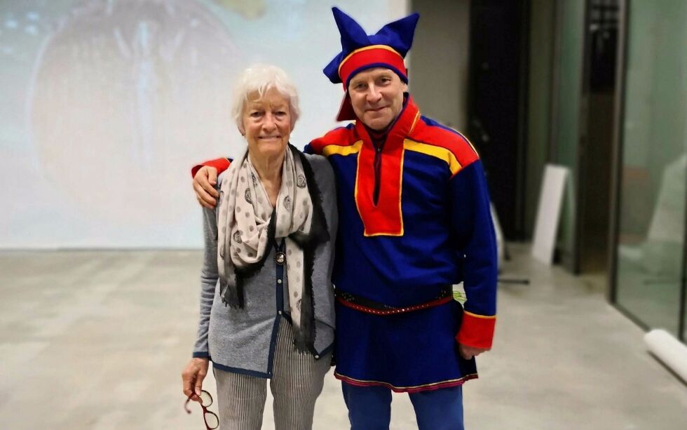 Den ver­dens­kjen­te kunst­ne­ren Joan Jo­nas har in­klu­dert joi­ker som Ánde Som­by har kom­po­nert, i noen av sine ver­ker. Her er de fo­to­gra­fert på Tate Mod­ern i Lon­don.
 Foto: Privat