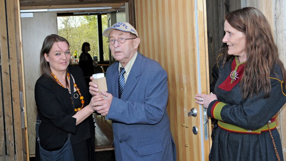 Som eldste skoltesame i Neiden fikk Terje Enbusk æren av å foreta den offisielle åpninga av Ä’vv - Skoltesamisk museum sammen med museumsleder Honna Havas (til venstre) og Kirsti Jerijärvi som bivåner.
 Foto: Hallgeir Henriksen
