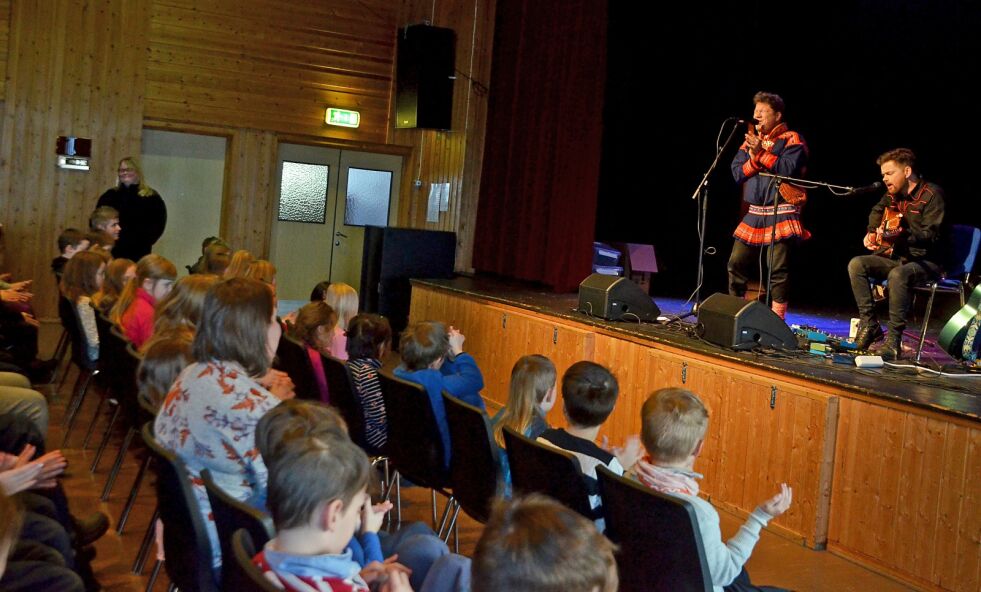 Folk klappet med:
Niko Valkeapää og Tore Bruvoll skapte stor stemning i samfunnshuset i Mehamn, da de holdt konsert på samefolkets dag
 Foto: Inge Bjørn Hansen