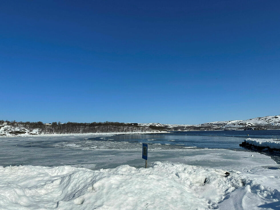 Isen er i ferd med å forsvinne fra småbåthavna i Soldaterbukta i Kirkenes, til glede for båtfolket.
 Foto: Hallgeir Henriksen