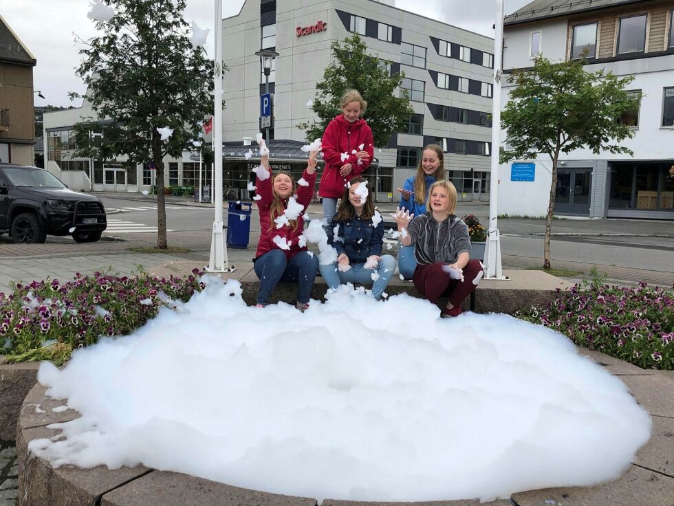 Ivanna Gullhav, Nora Bertos, Ida Torgersrud Skogan, Ellinor Dalen og Lea Emilie Schnieder Figenschou ved skumfontenen på torget i Kirkenes.