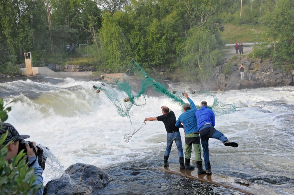 Lite laks i käpälä-kulpen i Skoltefossen, kombinert med et svært dårlig kast, gjorde at det første kastet ble totalt mislykka.
 Foto: Hallgeir Henriksen