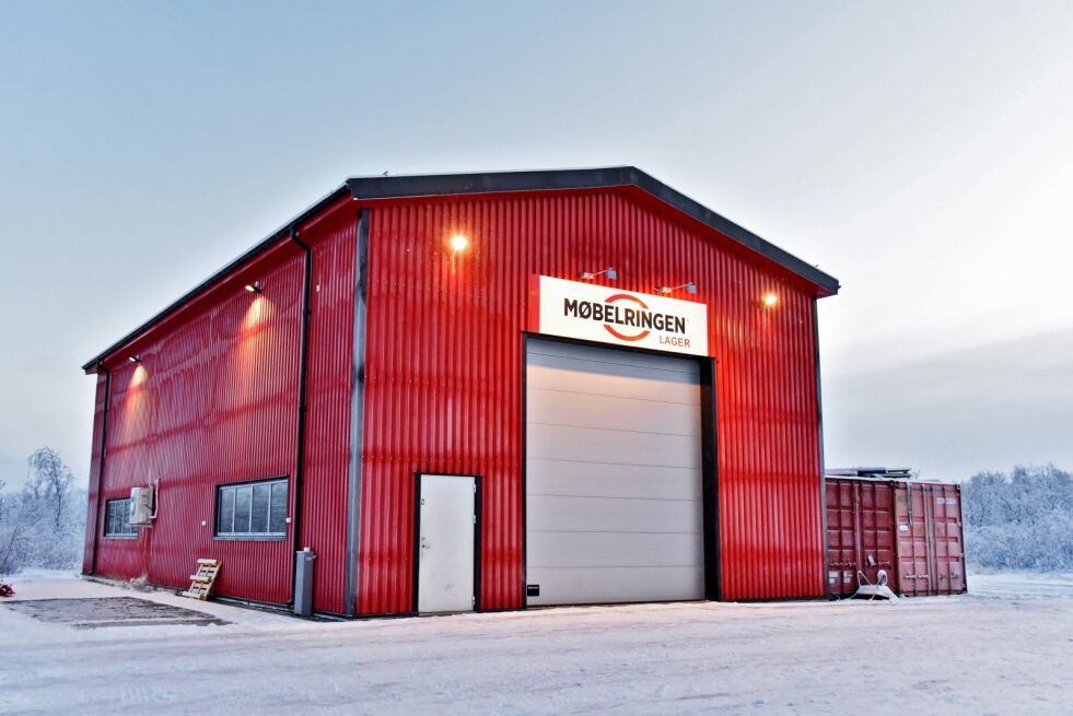 Møbler og utstyr har kjøpt Jarl Inge Falchs garasje ved Byggern, for å bruke som lager.
 Foto: Bjørn Arne Johansen