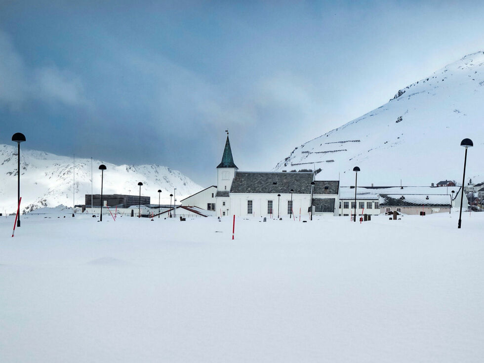 Hele det elektriske anlegget i Honningsvåg kirke må skiftes ut, og taket må skiftes eller repareres.
 Foto: Niels Westphal