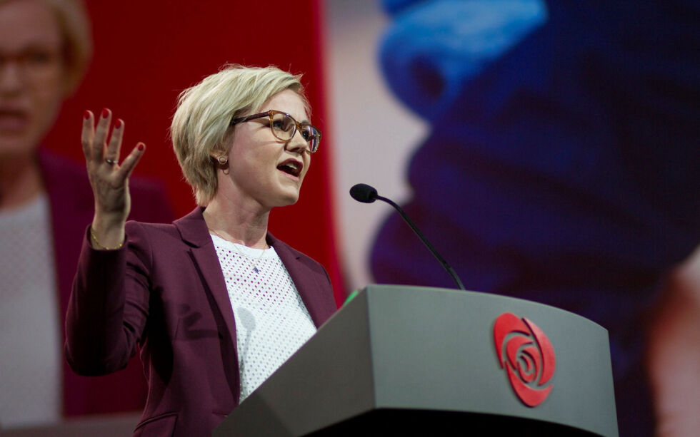Hel­se-og om­sorgs­mi­nis­ter Ingvild Kjerkol (Ap) sa i sitt svar blant annet at arbeidet med stra­te­gi­do­ku­men­tet «Spe­sia­list­hel­se­tje­nes­ter til den sam­iske be­folk­nin­gen» skal skje i tett sam­ar­beid med Same­ting­et.
