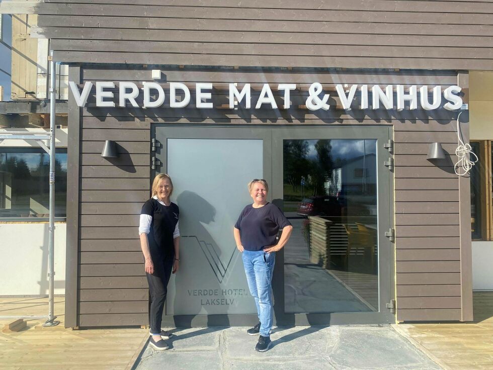 Styreleder Aina Borch (til høyre) og daglig leder Marja Sinikka Sihvo ved Verdde hotel viser stolt frem det nye hotellet som ligger i hjertet av Lakselv sentrum.
 Foto: Kine Jeanette Finstad
