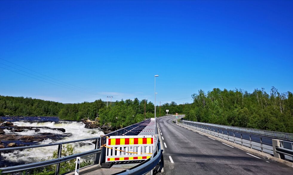 Grunnet løse gangrister i det ene gangfeltet på neidenbrua er dette nå sperret for trafikk.
 Foto: Stein Tore Sivertsen