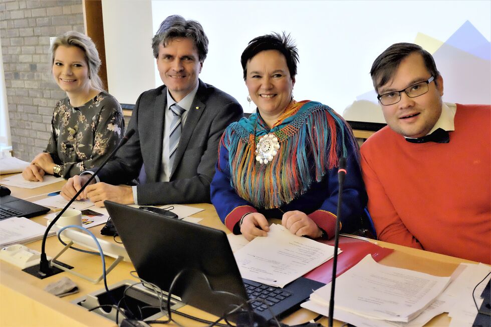 På bildet ser vi lederduoen, Tarjei Jensen Bech (til høyre) og Ragnhild Vassvik. Videre fylkesrådmann Øystein Ruud og fylkesadvokat Ada Molne Kjøllesdal.
 Foto: Bjørn Hildonen